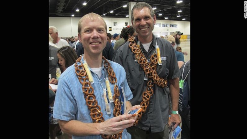 Accesorios como aperitivos - Scott Beam y Chad Edwards, ambos de Denver, se adornaron durante el evento que muchos llaman el festival de cerveza más importante. Los collares de Beam y Edwards incluyen varios tipos de queso en tiras, aunque informaron que el queso se pone un poco suave y se derrite antes de iniciar el festival.