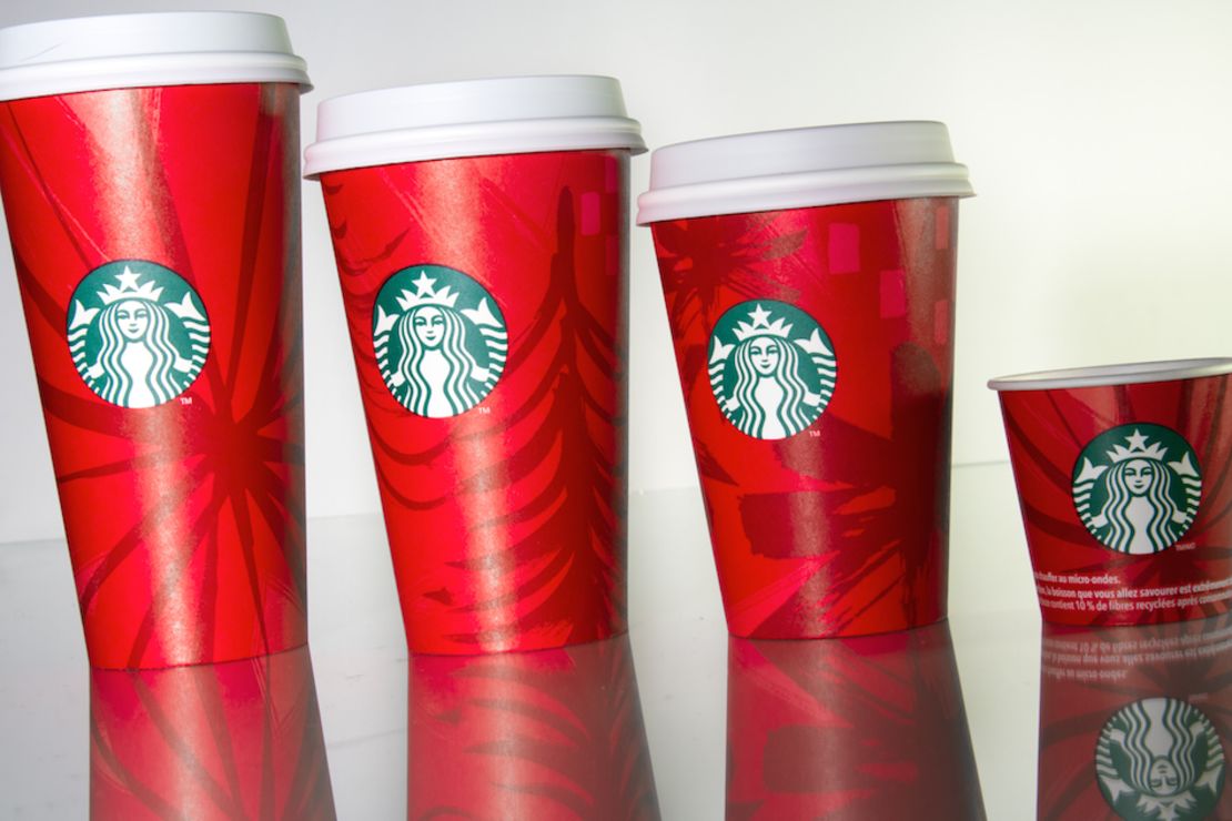 Estos fueron los famosos vasos rojos de Starbucks para la temporada navideña en 2014.