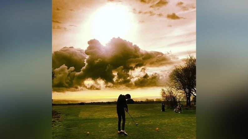 Seaford Golf Club, Reino Unido – Comenzamos nuestra lista en el Reino Unido. Aunque las islas cuentan con algunos de los más prestigiosos campos de golf del mundo –St. Andrews, Turnberry y Carnoustie, por nombrar solo tres de ellos–, a menudo hay ubicaciones más modestas que proporcionan una experiencia igual de emocionante. Oliver Graham (@olivergraham24) nos envió esta foto de él donde está jugando frente al sol poniente. Después de todo, algo adecuado, puesto que esta área de Inglaterra es la más soleada del país.