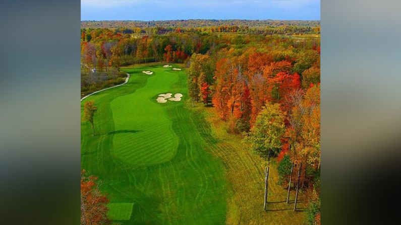 Sand Ridge Golf Club, Ohio, Estados Unidos – Nuestra segunda entrada proviene de @aerialagents. "Visualmente, uno de los agujeros más impresionantes en este campo diseñado por Tom Fazio", explican. "Sand Ridge Golf Club está construido en un poco más de 149 hectáreas de bosques, pastizales y humedales". La gran variedad de colores en los árboles son prueba de ello.