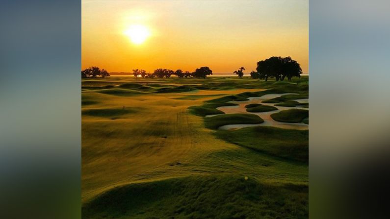 Colleton River Plantation Club, Carolina del Sur, Estados Unidos – El sitio web dice: "La casa club Pete Dye ha sido bendecida con un glorioso amanecer mientras que la casa club Jack Nicklaus disfruta de deslumbrantes puestas de sol". Con base en la toma de @jakew843, ellos sin duda tienen razón.