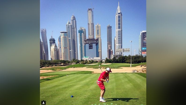 Emirates Golf Club, Emiratos Árabes Unidos – Talvez uno de los escenarios más peculiar en la lista, el Emirates Golf Club en Dubai ofrece algo un poco diferente a los árboles, mares o puestas de sol. El impresionante horizonte con el edificio más alto del mundo, el Burj Khalifa, es sin duda un lugar alternativo donde jugar un partido con una vista impresionante. Gracias a @brian_will85 por enviar esta foto.