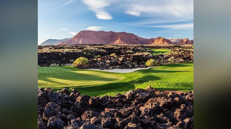 St. George Golf Club, Utah, Estados Unidos – Esta foto que nos envió @brianoar –propietario del @stgeorgeutahgolf– es de la 'Entrada at Snow Canyon'. Ha sido un gran aficionado del golf desde los ocho años, cuando solía jugar con su abuela. "Me enamoré de la manera en que se ve la luz de la mañana, la luz de la tarde y de las 'horas doradas' en los campos de golf", dice. "Son piezas de arte que viven y respiran".