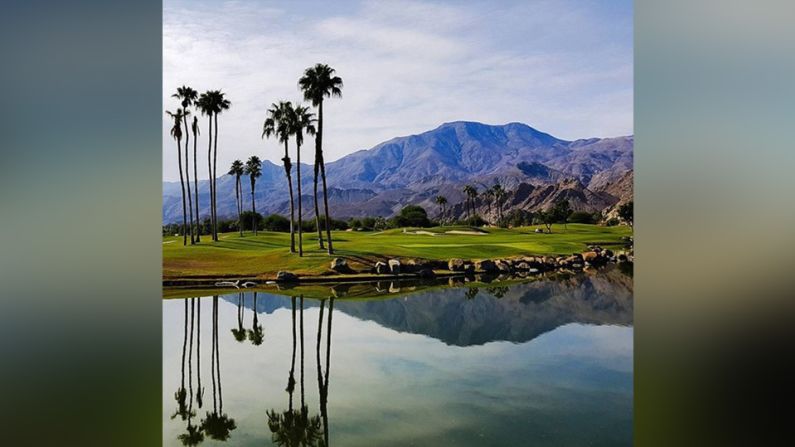 Arnold Palmer Private Course - PGA West, California, Estados Unidos – En este campo, serás perdonado si apuntas deliberadamente tu pelota hacia el obstáculo de agua. El agua quieta y cristalina crea el lienzo perfecto para reflejar el telón de fondo de palmeras y montañas. @channingbenjaminphotography lo describió como: "¡El mejor!".