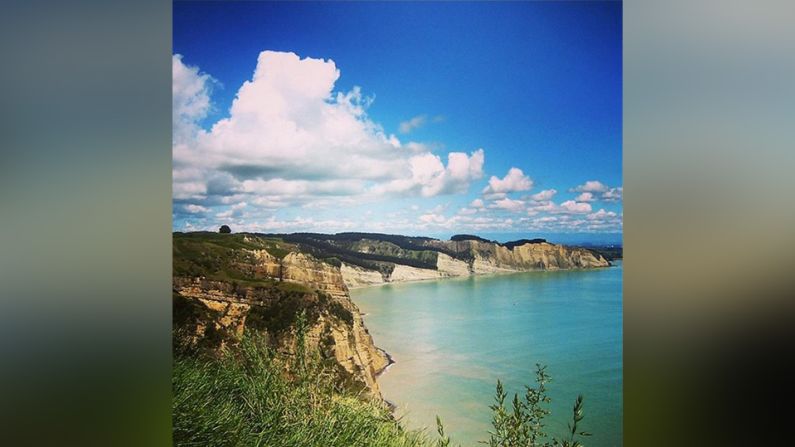 The Farm at Cape Kidnappers, Hawkes Bay, Nueva Zelanda – Don Riddell, presentador del programa Living Golf, la versión en inglés de ‘Vive el Golf’, de CNN Internacional durante cinco años, ha estado en algunos lugares increíbles. No obstante, The Farm, se destacó como uno de los mejores de todos. "Uno de mis lugares favoritos en todo mi tiempo en CNN", explicó. "Se siente como que estás de pie en el borde del mundo... ¡un campo grandioso y una experiencia inolvidable!".