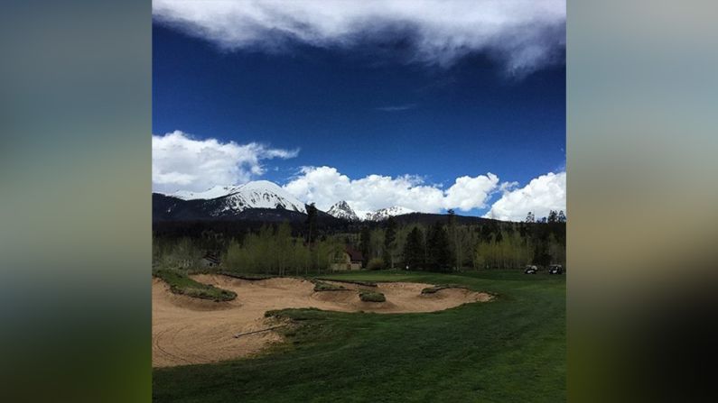 Raven Golf Club At Three Peaks, Colorado, Estados Unidos – Asegúrate de abrigarte para visitar esta opción. "Se puede decir sin temor a equivocarse que jugar golf a un poco más de dos kilómetros sobre el nivel del mar (cerca de 9.000 pies... un poco más de 2.743 metros) es una de las experiencias más increíbles que alguna vez hayas vivido", dijo @drew_harvie respecto al campo.