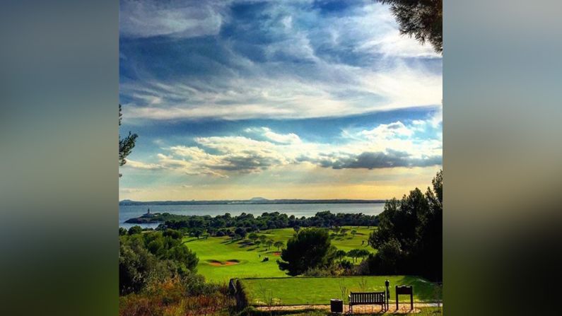 Golf Alcanada, Mallorca, España – Esta foto que nos envió @enderlix captura los rayos del sol atravesando las nubes y entrando en el mar Mediterráneo". El club adquiere su nombre de una isla cercana justo en frente de la playa, la cual con su propio faro, puede verse desde la mayoría de los hoyos", dice el club.