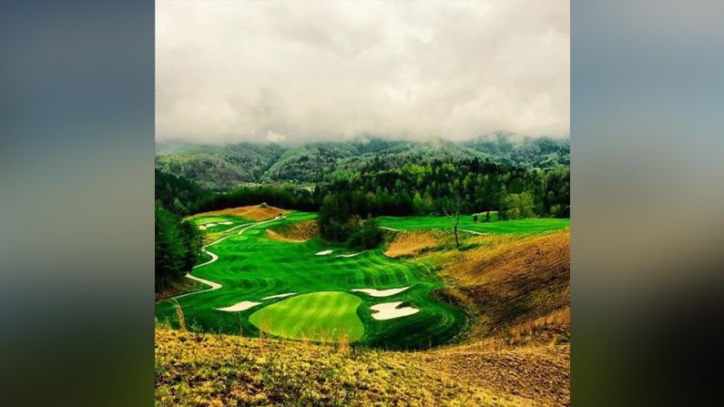 Sequoyah National Golf Club, Carolina del Norte, Estados Unidos – Situado en las Great Smoky Mountains –la foto de @kroisov16 ilustra el sobrenombre– Sequoyah se encuentra anidado en medio de los valles llenos de robles, abetos y flores que producen estos colores tan vívidos.