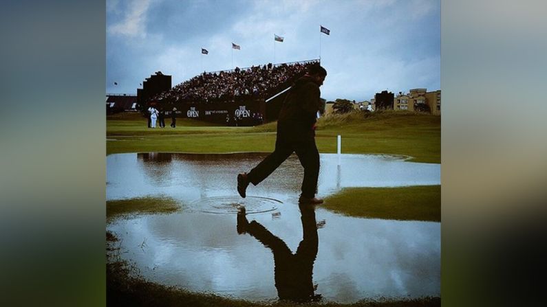 The Old Course, St. Andrews, Escocia, Reino Unido – Chris Murphy de CNN capturó esta foto en St. Andrews poco después de un aluvión. Los cielos grises y el hombre saltando a través del charco ilustran cuán rápidamente cayó la lluvia y anegó el campo. "Una leve mojada en St. Andrews el viernes. Todo se suma a la diversión, al menos siempre que estás sentado en el reconfortante y calientito centro de medios de comunicación", dijo.