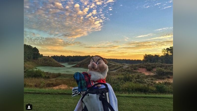 Tobacco Road Golf Club, Carolina del Norte, Estados Unidos – Es tan bueno que tuvimos que escogerlo dos veces. La paleta de colores visibles en el cielo hace de este un digno lugar para que @wickedgolfer59 juegue un partido de golf al amanecer. Aunque es evidente que alguien en el primer plano no está muy impresionado.