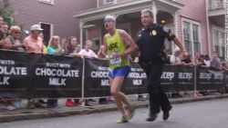 CNNE 226906 - 151109113149-cnnee-vo-police-helps-runner-finish-marathon-00000918-story-top