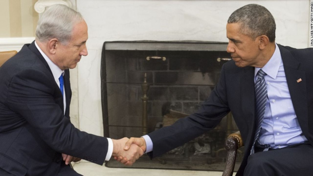 El presidente de EE.UU. Barack Obama y el primer ministro de Israel Benjamín Netanyahu se dan la mano durante una reunión en la Oficina Oval de la Casa Blanca en Washington, DC, 9 de noviembre de 2015.