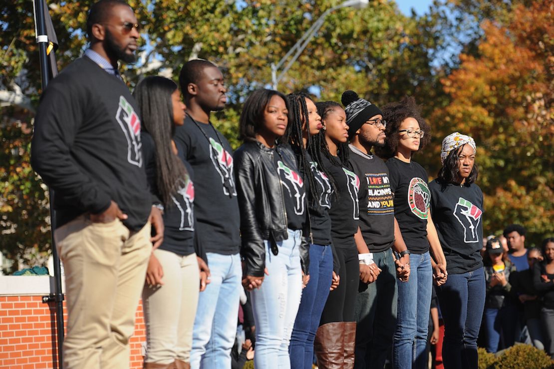 Jonathan Butler (centro), un estudiante graduado que hizo una huelga de hambre durante 7 días, junto a otros estudiantes negros que protestaron por el racismo en el campus de la Universidad de Missouri.