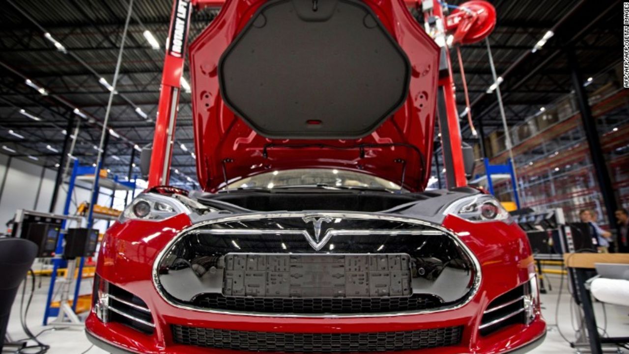 La vista de un coche completamente eléctrico Tesla en una línea de ensamble en la nueva fábrica de automóviles de Tesla Motors en Tilburg, Holanda, durante la apertura y puesta en marcha de la nueva fábrica, el 22 de agosto de 2013.