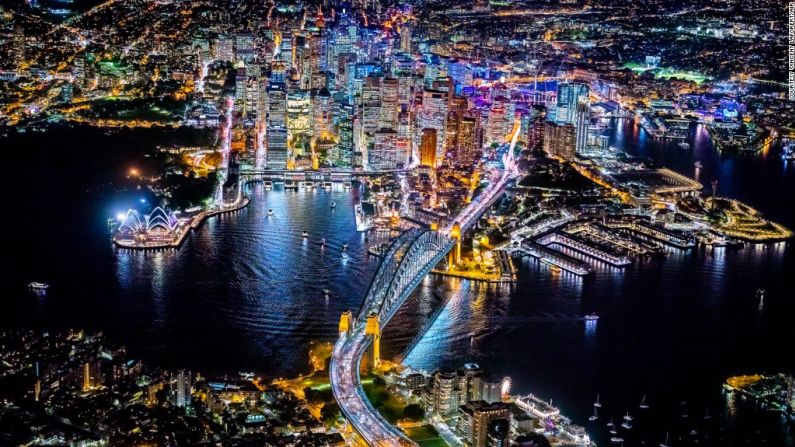 El fotógrafo Vicente Laforet pasó las primeras etapas de 2015 en el borde de la puerta de un helicóptero, a más de 3.657 metros de altura, para fotografiar algunas de las ciudades más grandes del mundo. Aquí, Sydney, Australia, se ve refulgente por la noche.