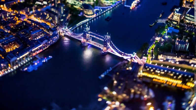 El Puente de la torre en Londres, brilla sobre el río Támesis.