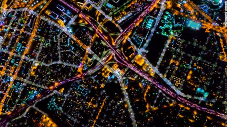 Una serie de carreteras con mucho movimiento iluminadas por minúsculas luces de vehículos se reúnen en Los Ángeles.