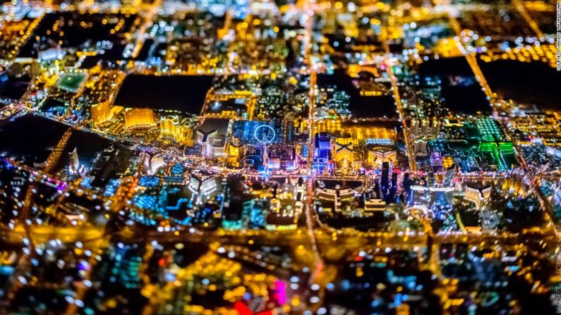 Laforet describió Las Vegas como una de las ciudades fotografiadas más brillantes, quizás debido a la oscuridad que rodea el desierto de Nevada.