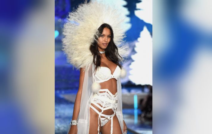 La modelo Lais Ribiero de Brasil, y nuevo ángel de la marca, camina en la pasarela durante el show de Victoria Secret este 10 de noviembre en Nueva York.