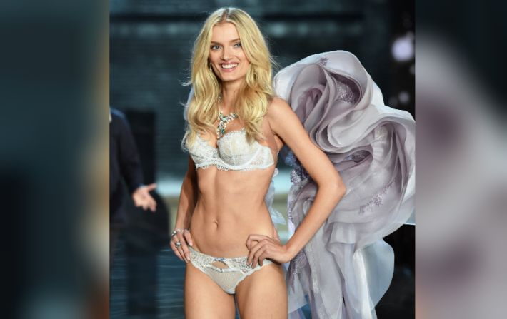 La modelo Lily Donaldson del Reino Unido camina en la pasarela durante el show de Victoria Secret este 10 de noviembre de 2015 en Nueva York.