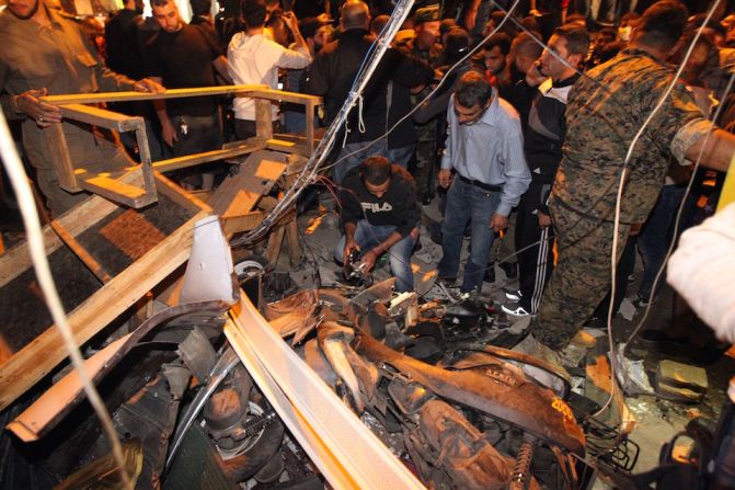 Personal de emergencia inspecciona el lugar de la explosiones en Burj al-Barajneh, en el sur de Beirut, Líbano.