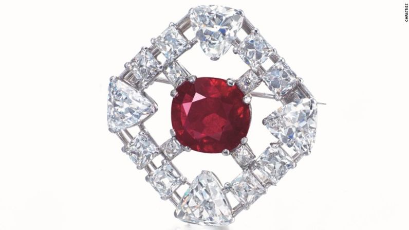 También compró para ella 'The Zoe Red' (El rojo de Zoe), un broche birmano de rubí y diamantes de Cartier que pesa 10,10 quilates por 8,43 millones.