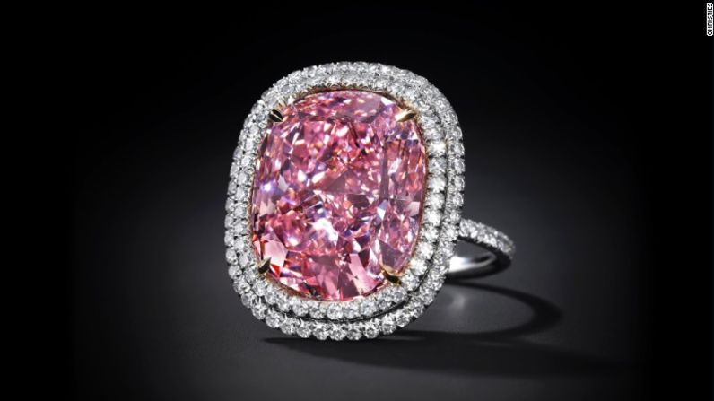 Justo el día antes, Lau compró un diamante rosa de 16,08 quilates en Christie's y lo llamó 'Sweet Josephine' (Dulce Josephine)'. Engarzado como un anillo, este muestra una doble hilera de diamantes blancos engarzados tipo pavimentado que rodean la piedra principal.