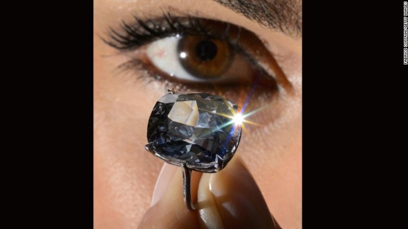El sofisticado diamante azul intenso fue descubierto en Sudáfrica en enero del año pasado.