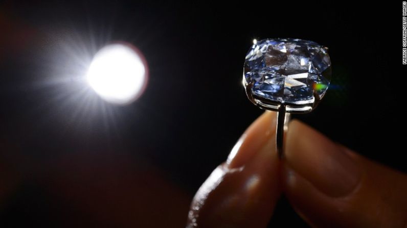 Este diamante azul de 12,03 quilates alcanzó los 48,4 millones de dólares en una subasta el 11 de noviembre de 2015, lo que lo convierte en el diamante más caro del mundo.