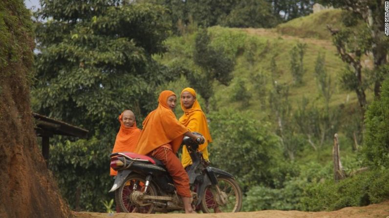 Hombres en motocicleta. El TNLA afirma defender los intereses de la minoría étnica Ta’an, que tiene una población de un millón.