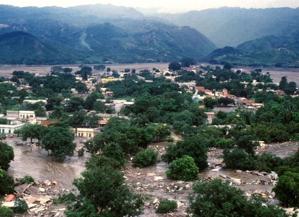 Armero quedó enterrado bajo una avalancha del lodo el 13 de noviembre de 1985 tras una erupción del volcán Nevado del Ruiz.