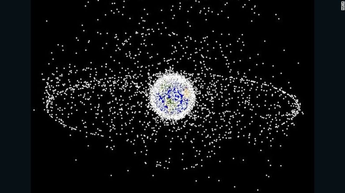 Ilustración de la NASA de la basura espacial que orbita la Tierra.