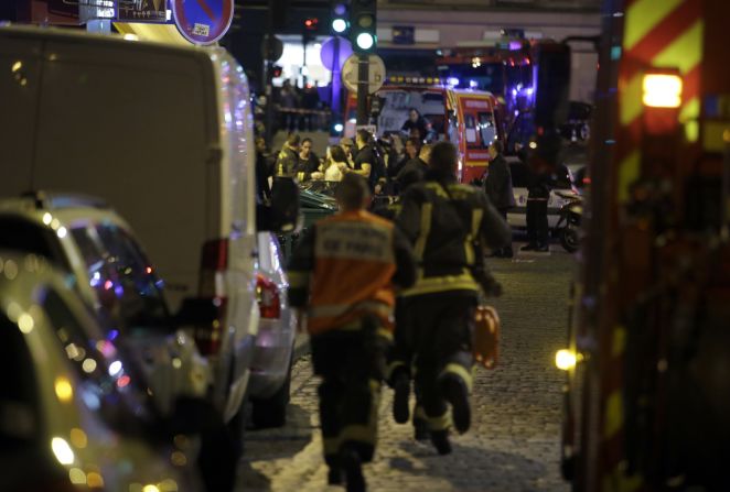 Fuerzas de seguridad y bomberos aseguran el área de Rue Bichat en el distrito 10 de la capital francesa, luego de una serie de ataques contra varios restaurantes parisinos (AFP/Getty Images).