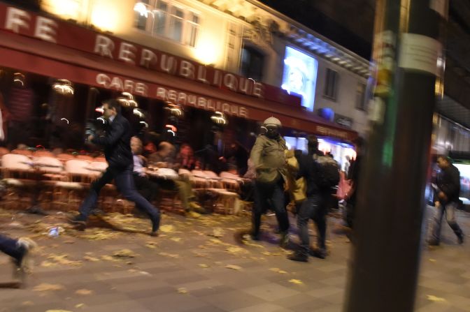 Gente corre luego de escuchar lo que se cree fueron explosiones o disparos cerca de la Plaza de la República en París (AFP/Getty Images).