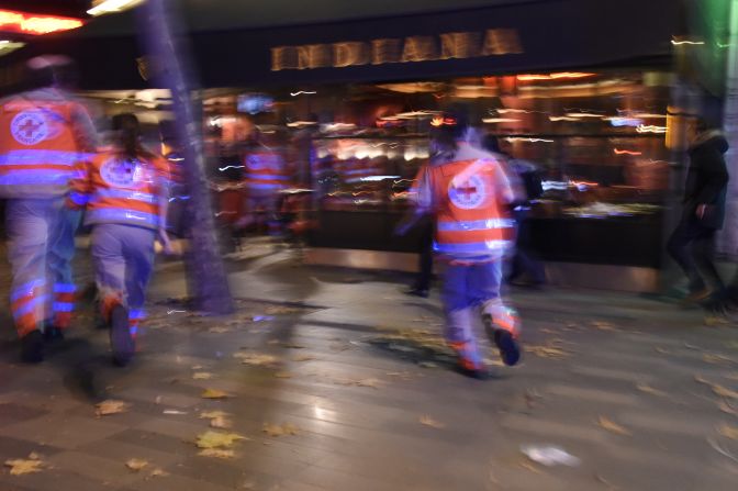 Rescatistas corren luego de escuchar explosiones cerca de la Plaza de la República en París (AFP/Getty Images).