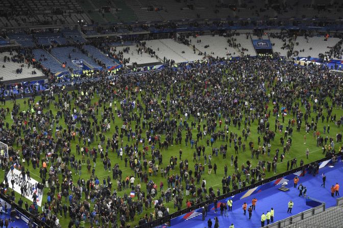 Espectadores se reúnen en el campo del Stade de France, luego de que en el exterior se escucharan varias explosiones durante un amistoso entre Francia y Alemania (AFP/Getty Images).