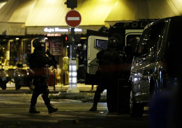 En el teatro Bataclan hay decenas de muertos y heridos, dijeron testigos a CNN. Las autoridades se preparan para entrar al lugar (AFP/Getty).