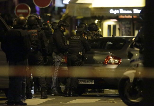 Policías toman posiciones a las afueras del teatro Bataclan, donde se reportó la toma de decenas de rehenes (AFP/Getty Images).