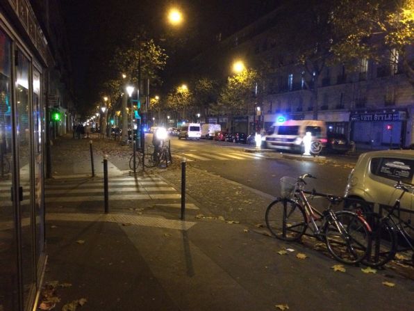 Luego de que la policía pidió a la gente no salir de sus casas, las calles de París lucieron desoladas.