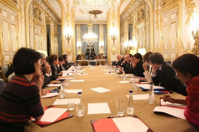 El presidente francés François Hollande y su gabinete luego de los ataques terroristas en París.