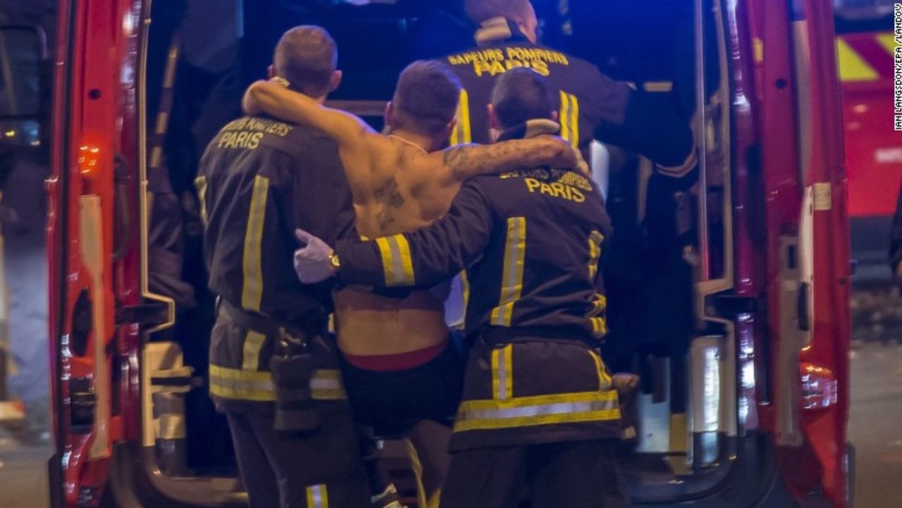 Bomberos trasladan a un herido luego de los ataques coordinados en París.