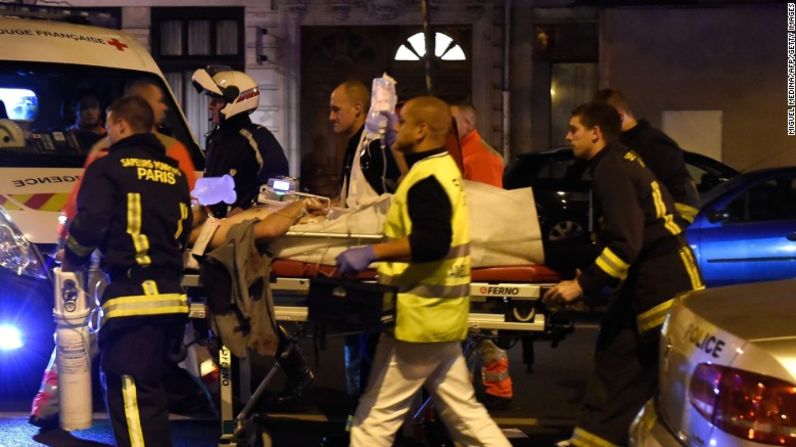 Rescatistas evacuan a una persona herida en Boulevard des Filles du Calvaire, cerca del teatro Bataclan en el centro de París.