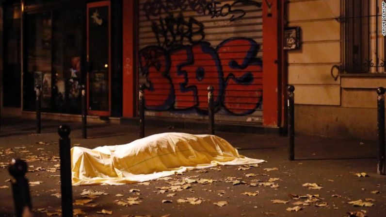 Un cuerpo yace afuera del teatro Le Bataclan, el centro de conciertos donde se registró el mayor número de muertos por los ataques terroristas en París.