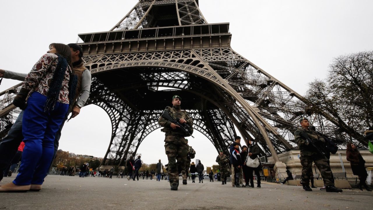 Soldados franceses resguardan la Torre Eiffel, horas después de los atentados que dejaron más de 120 muertos y decenas de heridos, en la capital francesa.