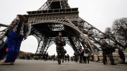 Soldados franceses resguardan la Torre Eiffel, horas después de los atentados que dejaron más de 120 muertos y decenas de heridos, en la capital francesa.