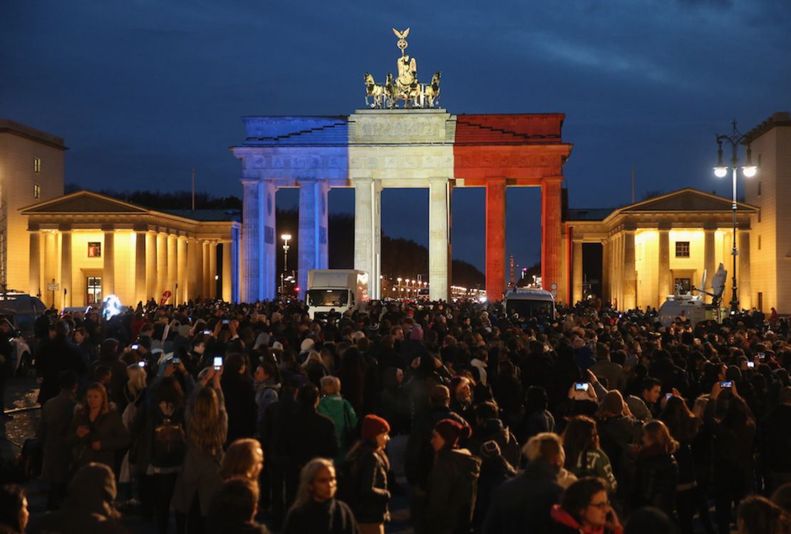 La Puerta de Brandeburgo, iluminada con los colores de Francia, en memoria de los muertos en París.