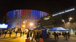 El Friends Arena de Solna, Suecia, con los colores de la bandera francesa.