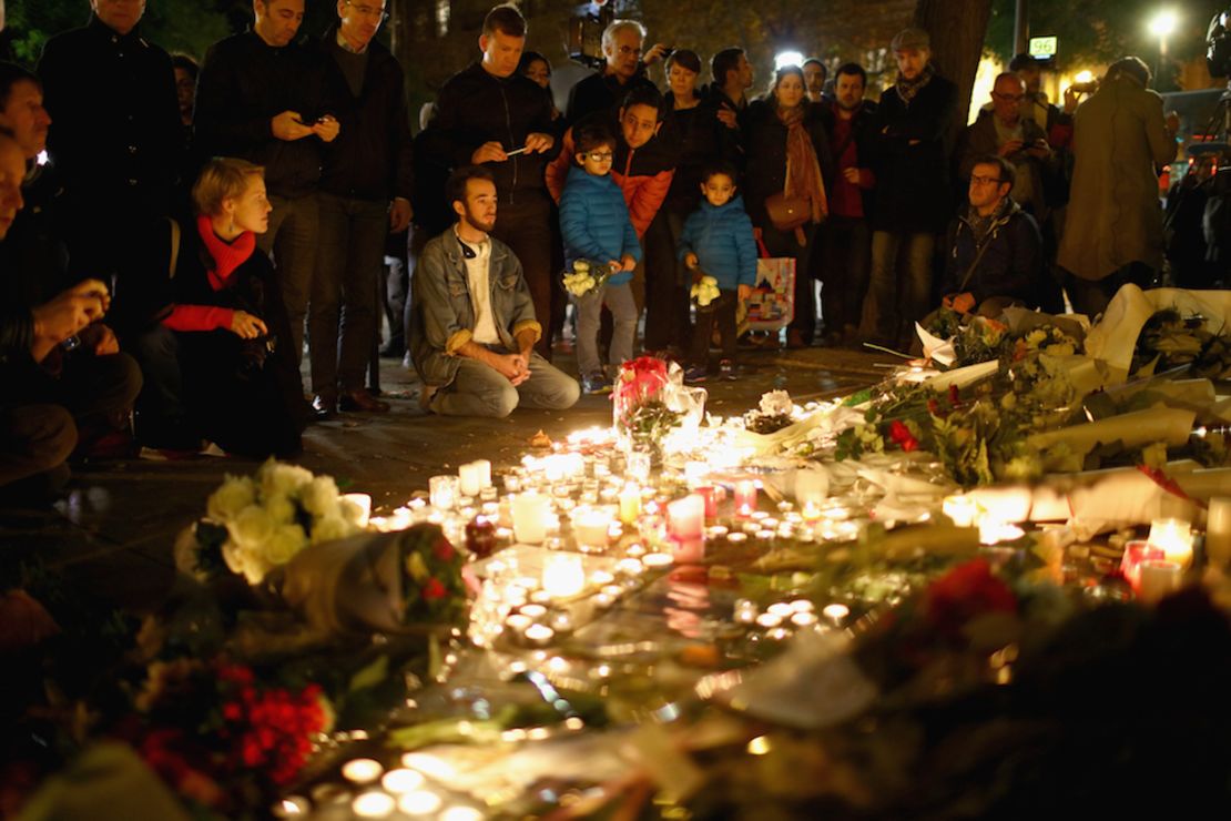 Una vigilia en las inmediaciones del Bataclan, el centro de conciertos asaltado por terrorsitas en París.