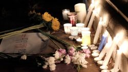 Cientos de personas en Washington dejaron flores y velas en la embajada de Francia en esa ciudad.