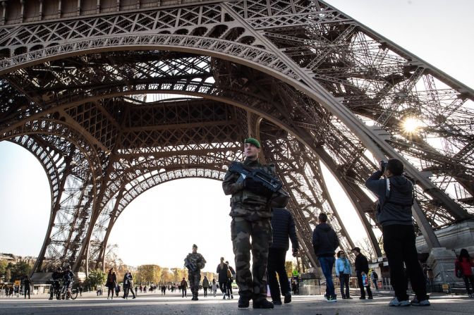 Un solado patrulla la explanada de la Torre Eiffel que se encuentra cerrada al público, después de los ataques terroristas en París.